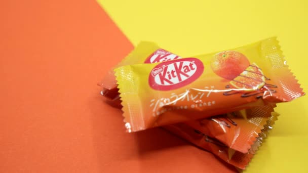 Barselona Spanya Eylül 2023 Nestle Japon Kitkat Portakallı Çikolata Aromalı — Stok video