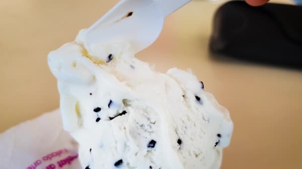 柔らかいスタチカテラのスプーンを持って手のクローズアップショットイタリナアイスクリーム — ストック動画