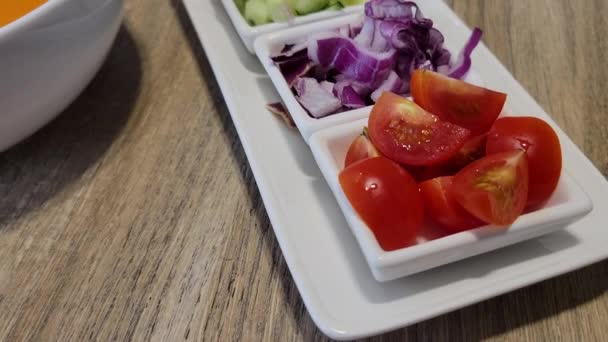 Frische Und Schmackhafte Schüssel Gazpacho Oder Salmorejo Typische Sommerkalte Suppe — Stockvideo