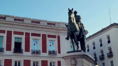 İspanya, Madrid 'deki Puerta del Sol' daki III. Charles Anıtı.