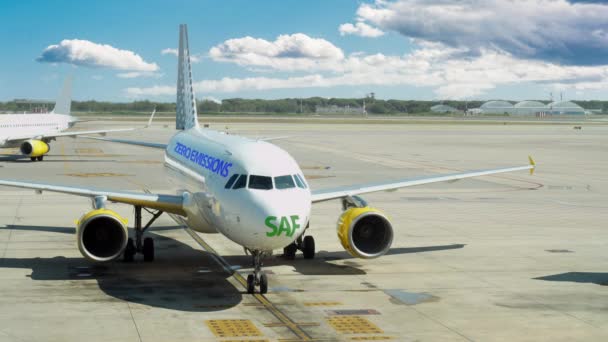 Safテキストとゼロエミッションの空港での商用航空機 ゼロ排出 Safまたは持続可能な航空燃料 循環経済 純Co2排出量としての概念に適しています — ストック動画