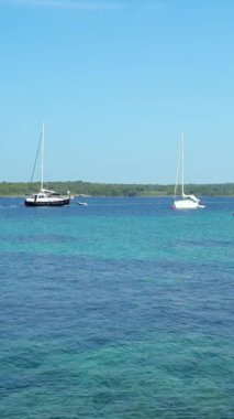 Menorca 'nın Fornells kasabasındaki Akdeniz' in nefes kesici manzarasının tadını çıkarın. Bu resimli tablo, sükunetin ve doğal güzelliğin özünü yansıtıyor.