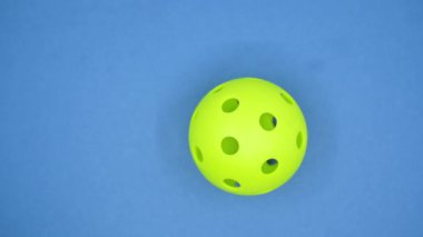 Pickleball toplarını sahada kapatın. Pickleball Amerika 'nın en hızlı büyüyen sporudur.