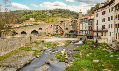River Ter as it passes through the medieval village of Camprodon with its ancient stone bridge. Gerona.