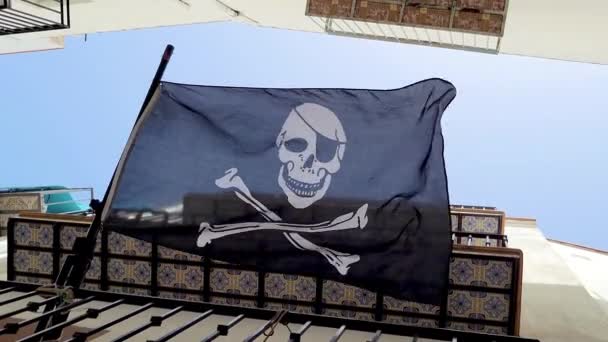 Rüzgarda Gururla Dalgalanan Jolly Roger Korsan Bayrağını Izleyin Projeleriniz Için — Stok video