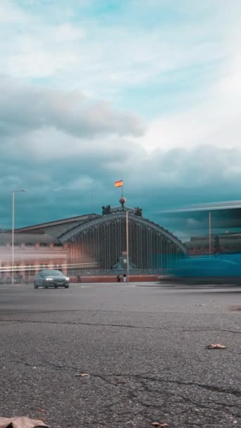 Тимелапс Години Пік Руху Площі Імператора Карла Залізничним Вокзалом Мадрида — стокове відео