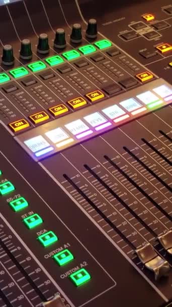 リトルライトされたボタン付きのサウンドテーブルのクローズアップビュー 音楽制作やDj関連のプロジェクトに最適です バーティカル映像 — ストック動画
