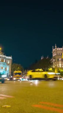 Meşhur Cibeles çeşmesi ve Madrid Belediye Binası Alacakaranlık 'ta. Soldan sağa hareket hızı. İş çıkış saati. Dikey görüntüler