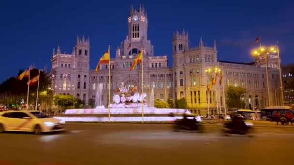 Air Mancur Cibeles Yang Terkenal Dan Balai Kota Madrid Senja — Stok Video