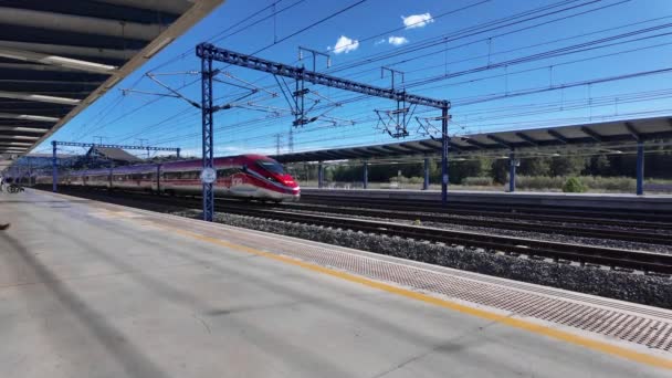 タラゴン スペイン 2023年11月6日 Iryoの高速列車がキャンプ タラゴン駅を通過する Iryoはスペインの民間高速鉄道事業者のブランドです — ストック動画