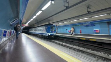 Madrid, İspanya. 6 Kasım 2023: Metro Madrid Metro istasyonuna varıyor..
