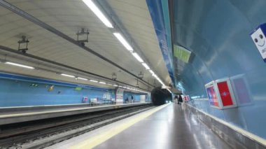 Madrid, İspanya. 6 Kasım 2023: Metro Madrid Metro istasyonuna varıyor..