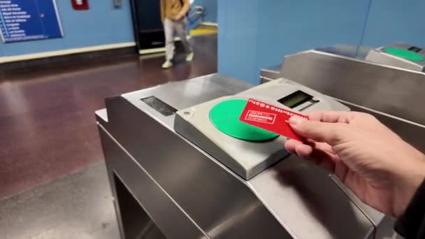 마드리드 스페인 2023년 11월 지하철 시스템의 입구에 마드리드의 카드와 — 비디오