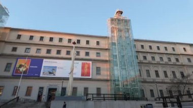Madrid, İspanya, 7 Kasım 2023: Reina Sofya Ulusal Müzesi, Spains Ulusal Sanat Müzesi 'nin ana girişinde yürüyen insanlar.