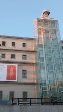 Madrid, İspanya, 7 Kasım 2023: Reina Sofia Ulusal Müzesi, Spains Ulusal Sanat Müzesi 'nin ana girişinde yürüyen insanlar. Dikey
