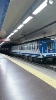 Madrid, İspanya. 6 Kasım 2023 'te Madrid metro istasyonundan kalkan bir trenin peronundan izleyeceğiz..
