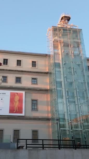 2023年11月7日 西班牙马德里 20世纪西班牙国立艺术博物馆Reina Sofia国家博物馆正门前的人群 垂直方向 — 图库视频影像