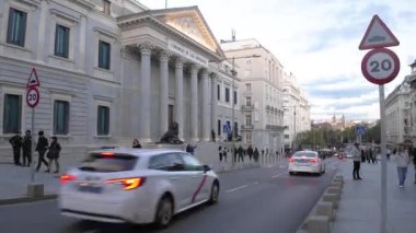 Madrid, İspanya. 6 Kasım 2023: Madrid 'deki San Jeronimo caddesinde İspanyol parlamentosu binasının önünde yürüyen insanlar veya milletvekilleri kongresi. Hiper hız tekniğiyle yapılmış video..