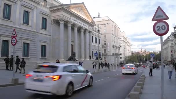 西班牙马德里 2023年11月6日 马德里San Jeronimo街的西班牙国会大厦前的人群 用脱机技术拍摄的录像 — 图库视频影像