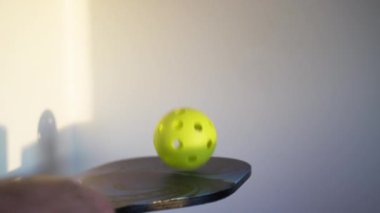 Pickleball 'u kapat ve kürek çek. Pickleball Amerika 'nın en hızlı büyüyen sporudur. Yavaş çekim görüntüleri