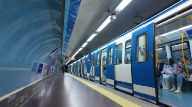 Madrid, İspanya. 6 Kasım 2023 'te Madrid metro istasyonundan istasyona varan bir trenin peronundan izleyeceğiz..