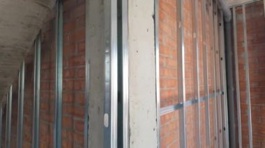 Çürük duvar yalıtımı için metal yapısı, bölme duvarı yalıtımı için cam yünü olan modern bir ev. İnşaat ve emlak projeleri için mükemmel, soğuk bariyer ya da