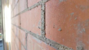 Çürük duvar yalıtımı için metal yapısı ve tuğladan yapılmış cam yünü olan modern bir ev. İnşaat ve gayrimenkul projeleri için mükemmel, soğuk bariyer ya da rahat sıcak