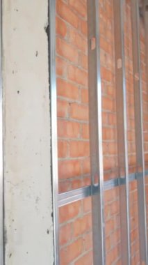 Çürük duvar yalıtımı için metal yapısı, bölme duvarı yalıtımı için cam yünü olan modern bir ev. Dikey video