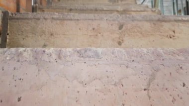 Çürük duvar yalıtımı için metal yapısı, bölme duvarı yalıtımı için cam yünü olan Beton Merdiven İnşaatı. İnşaat ve emlak projeleri için mükemmel, soğuk bariyer ya da