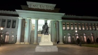 Prado Müzesi. Madrid, İspanya 'daki Diego Velazquez' in bronz heykeli. Gece görünümü
