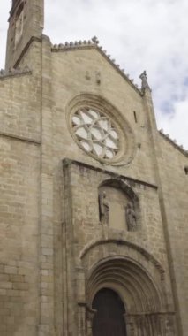 Plasencia 'nın eski Katedrali veya Santa Maria Katedrali. İspanya 'nın Extremadura bölgesindeki Plasencia şehrinin Katolik tapınağıdır. Romantik tarzda. Dikey video