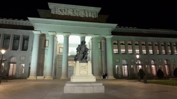 プラド美術館 スペインのマドリードにあるディエゴ ヴェラスケスの銅像 ナイトビュー — ストック動画