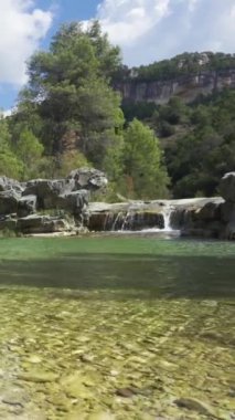 Serra de Montsant 'daki Siurana nehri ve Muntanyes de Prades, İspanya' daki Katalonya. Dikey video