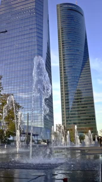 マドリード スペイン 10月19日 スペインのマドリードの金融地区の高層ビルの前に水ジェッツ噴水 垂直スローモーション映像 — ストック動画