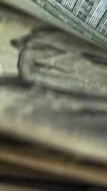 Amerikan dolarlarının düşüşünün yavaş görüntüsü, makro çekim. Bir dolarlık banknot Washingtons 'un gözlerine odaklandı. Dikey video
