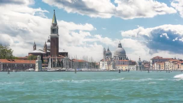 유명한 Guiseppe 마리아 인사와 화창한 베니스 이탈리아 — 비디오