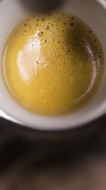 Bir espresso kahve makinesinin yakın görüntüsü. Seçici odak ve dikey video