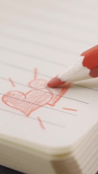 手绘爱情的心在笔记本上 用红笔写在木制桌子上 适合爱情 情人节 结婚纪念日 夫妻和友谊的概念 — 图库视频影像