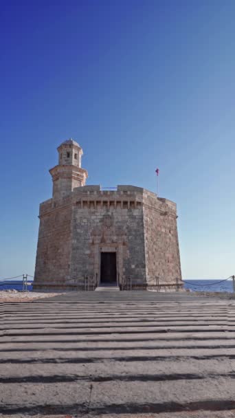 メノルカ島のチュタデッラの美しい地中海の町でサンニコロ城 ニコロ城はシアタデラ港の入口に戦略的に位置しています バーティカルビデオ — ストック動画