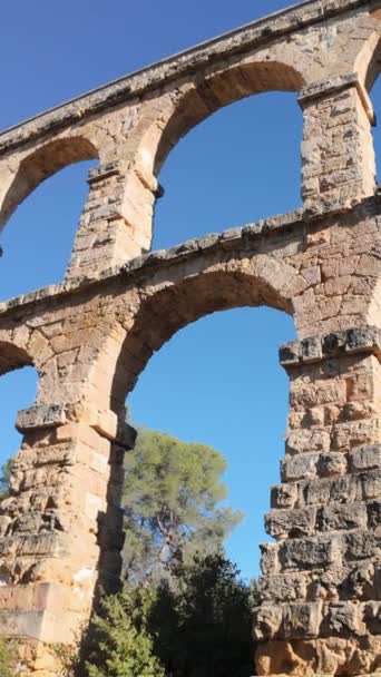 Belleza Atemporal Explorando Acueducto Pont Del Diable Tarragona Conjunto Arqueológico — Vídeos de Stock