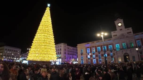 마드리드 스페인 2021년 12월 크리스마스 불빛과 크리스마스 트리에 푸에르타 스톡 푸티지
