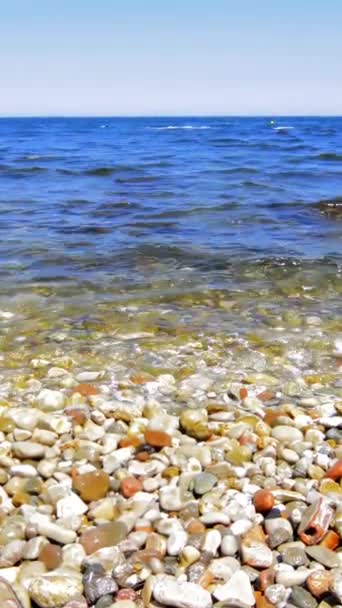 在西班牙科斯塔布拉瓦的一个岩石海滩上 海浪破浪而出 海浪冲刷海岸 地中海海浪冲击着岩石 垂直视频 — 图库视频影像