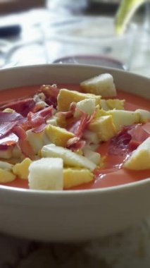 Salmorejo cordobe 'lara zeytinyağı dökerek, üzerine serrano jambonu, haşlanmış yumurta ve kızarmış ekmeklerin serrano' ya benzer tipik bir İspanyol domates çorbası. Dikey video