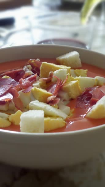 Untar Aceite Oliva Sobre Cordobés Salmorejo Una Típica Sopa Tomate — Vídeo de stock