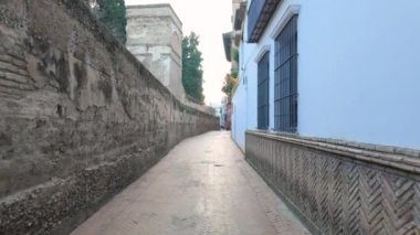 Santa Cruz 'un dar sokaklarında yürüyen bir turist. İspanya' nın Endülüs şehrinde Juderia ya da Sevilla 'nın Yahudi mahallesi olarak da bilinir..