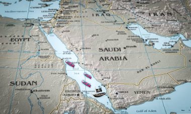 Kargo ve korsan gemileriyle Kızıl Deniz Bölgesi. Kızıldeniz çatışması, ABD ile İran arasındaki gerginliğin artması, Houthi Saldırıları ve Askeri Kızışma kavramları için uygun
