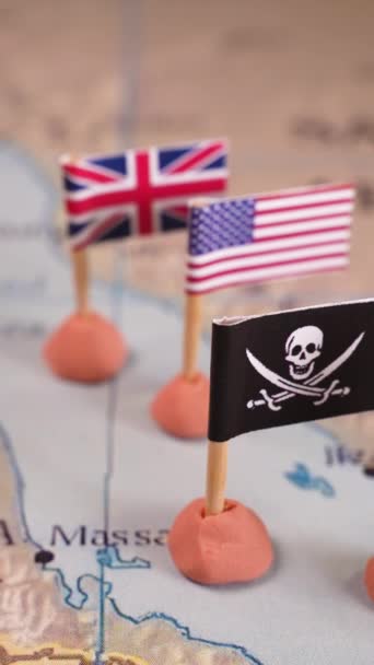 アメリカ合衆国とイランの旗と 海賊インシニアを取り巻くそれぞれの同盟国が紅海地域の地図に載っている 垂直ビデオで それは象徴的に複雑な地政学を表しています — ストック動画