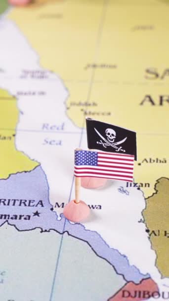 アメリカ イギリス ヨーロッパ連合 イズレールの旗で飾られたピンを赤海地域の地図に貼り付けます それは象徴的に複雑な地政学を表しています — ストック動画