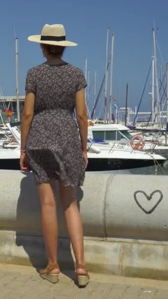 Τουριστική Γυναίκα Ψάθινο Καπέλο Θέα Στη Μεσόγειο Θάλασσα Και Απολαμβάνοντας — Αρχείο Βίντεο