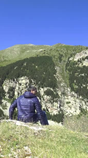 가장자리에 스페인의 피레네 산에서 누리아에 벨로우즈를 운동복에 비디오 하이킹 가장자리에 로열티 프리 스톡 푸티지
